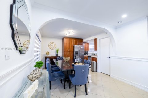 House in Miami, Florida 7 bedrooms, 154.68 sq.m. № 2038618 - photo 13