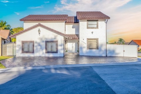 House in Miami, Florida 7 bedrooms, 154.68 sq.m. № 2038618