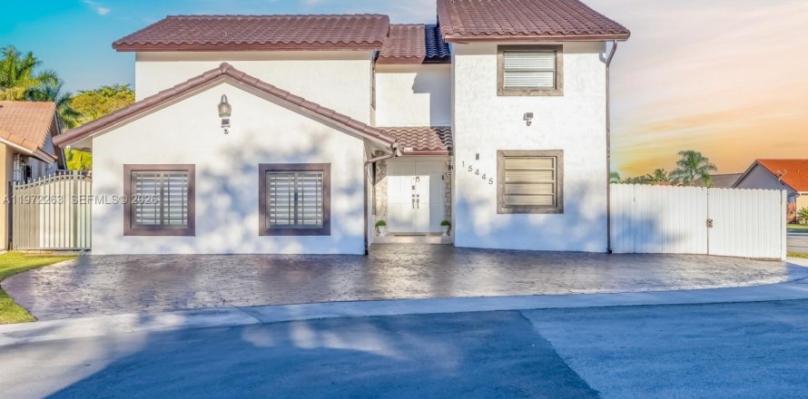 House in Miami, Florida 7 bedrooms, 154.68 sq.m. № 2038618