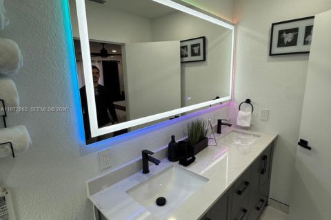 House in Miami, Florida 7 bedrooms, 154.68 sq.m. № 2038618 - photo 30