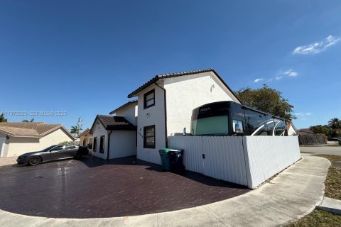 House in Miami, Florida 7 bedrooms, 154.68 sq.m. № 2038618 - photo 6