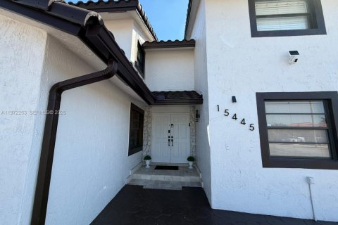 House in Miami, Florida 7 bedrooms, 154.68 sq.m. № 2038618 - photo 7