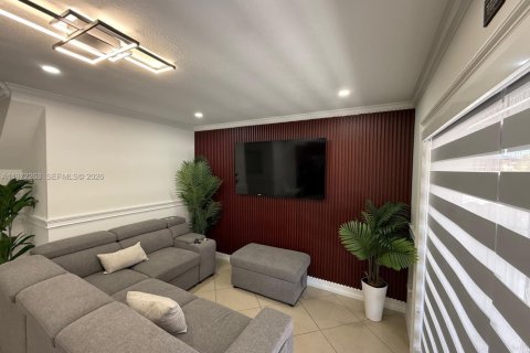 House in Miami, Florida 7 bedrooms, 154.68 sq.m. № 2038618 - photo 16