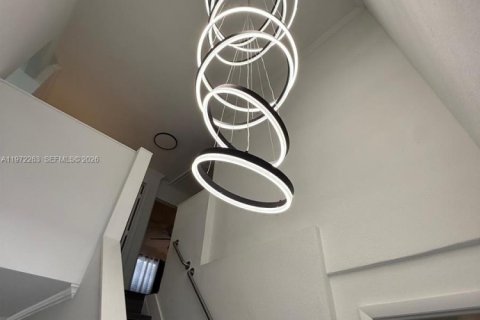 House in Miami, Florida 7 bedrooms, 154.68 sq.m. № 2038618 - photo 10