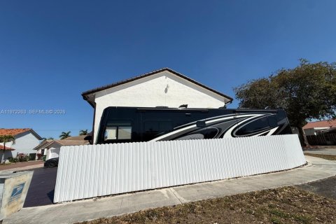 House in Miami, Florida 7 bedrooms, 154.68 sq.m. № 2038618 - photo 8