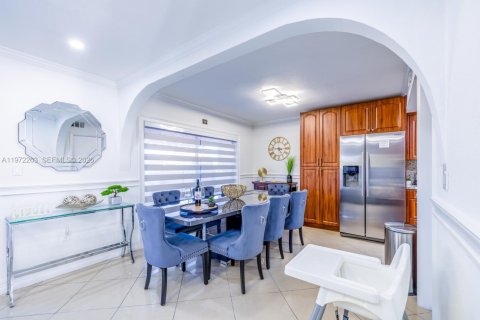 House in Miami, Florida 7 bedrooms, 154.68 sq.m. № 2038618 - photo 14