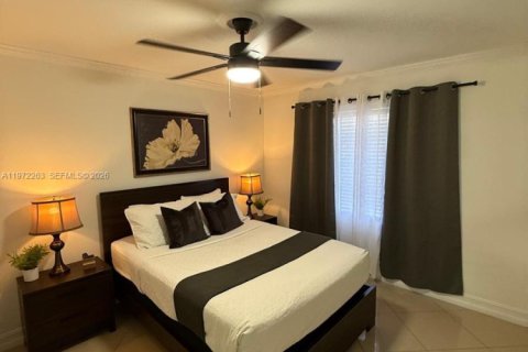 House in Miami, Florida 7 bedrooms, 154.68 sq.m. № 2038618 - photo 25