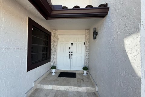 House in Miami, Florida 7 bedrooms, 154.68 sq.m. № 2038618 - photo 9