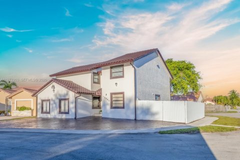 House in Miami, Florida 7 bedrooms, 154.68 sq.m. № 2038618 - photo 2