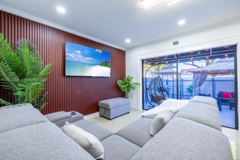 House in Miami, Florida 7 bedrooms, 154.68 sq.m. № 2038618 - photo 17