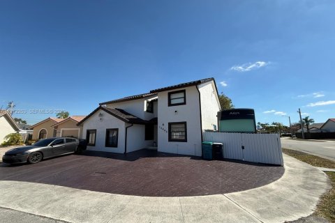 House in Miami, Florida 7 bedrooms, 154.68 sq.m. № 2038618 - photo 5