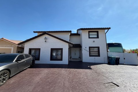 House in Miami, Florida 7 bedrooms, 154.68 sq.m. № 2038618 - photo 4