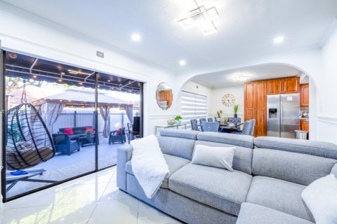 House in Miami, Florida 7 bedrooms, 154.68 sq.m. № 2038618 - photo 18