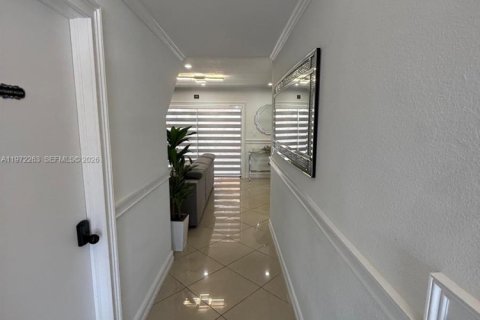 House in Miami, Florida 7 bedrooms, 154.68 sq.m. № 2038618 - photo 19