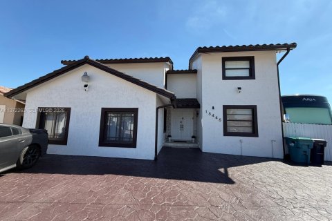 House in Miami, Florida 7 bedrooms, 154.68 sq.m. № 2038618 - photo 3