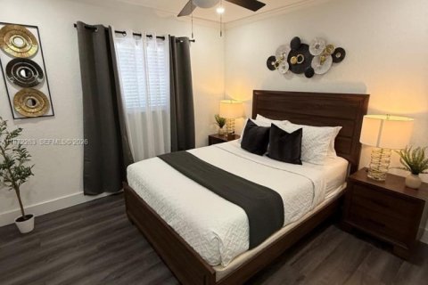 House in Miami, Florida 7 bedrooms, 154.68 sq.m. № 2038618 - photo 27