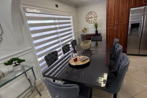 House in Miami, Florida 7 bedrooms, 154.68 sq.m. № 2038618 - photo 12