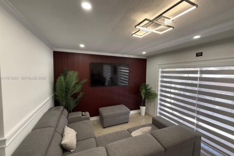 House in Miami, Florida 7 bedrooms, 154.68 sq.m. № 2038618 - photo 15