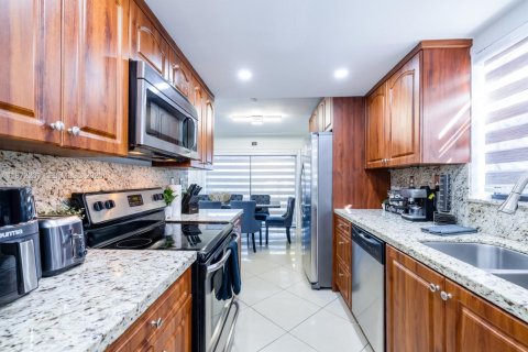 House in Miami, Florida 7 bedrooms, 154.68 sq.m. № 2038618 - photo 20