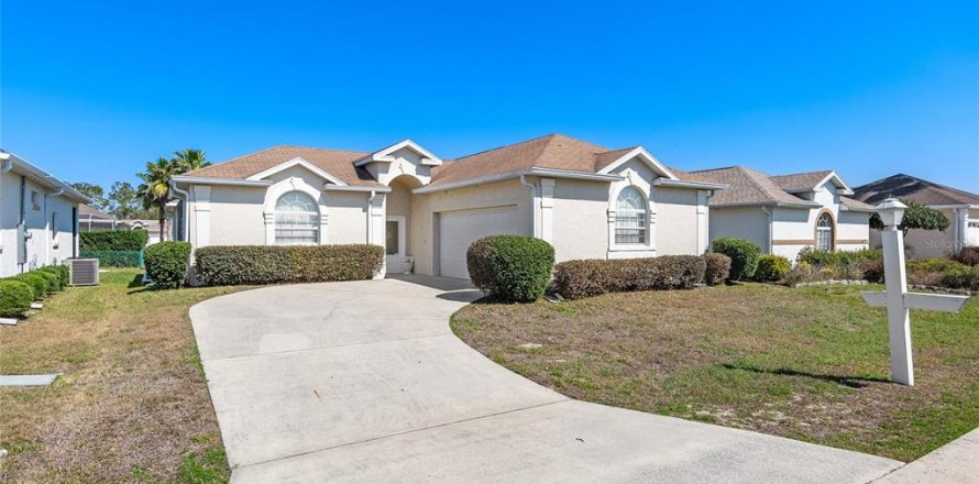 House in Ocala, Florida 3 bedrooms, 165.46 sq.m. № 1733024