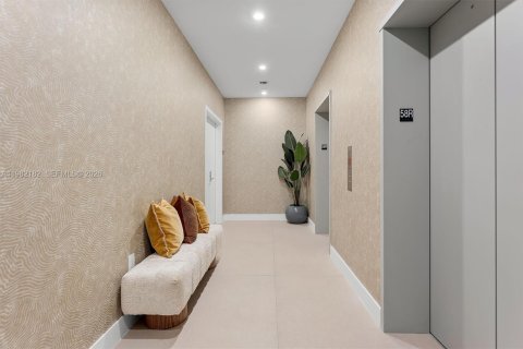 Кондоминиум с 4 спальнями в Майами, Флорида № 2047351