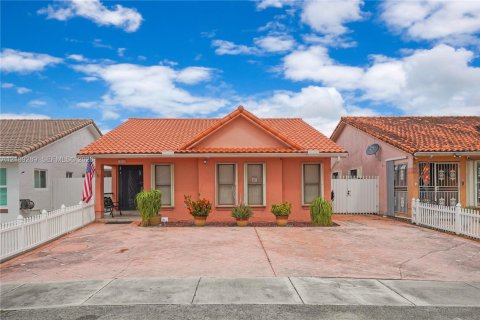 House in Hialeah Gardens, Florida 3 bedrooms, 132.66 sq.m. № 2428099
