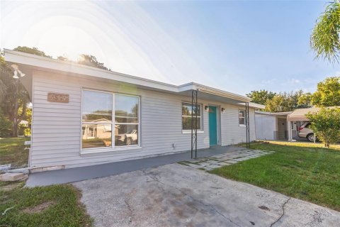 House in New Port Richey, Florida 3 bedrooms, 109.62 sq.m. № 2208475 - photo 2