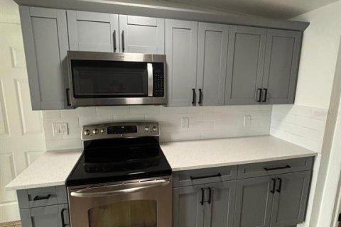 House in New Port Richey, Florida 3 bedrooms, 109.62 sq.m. № 2208475 - photo 6
