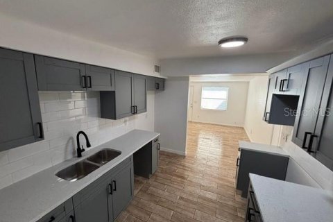 House in New Port Richey, Florida 3 bedrooms, 109.62 sq.m. № 2208475 - photo 7