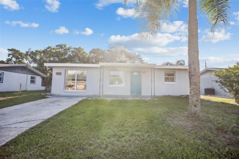House in New Port Richey, Florida 3 bedrooms, 109.62 sq.m. № 2208475