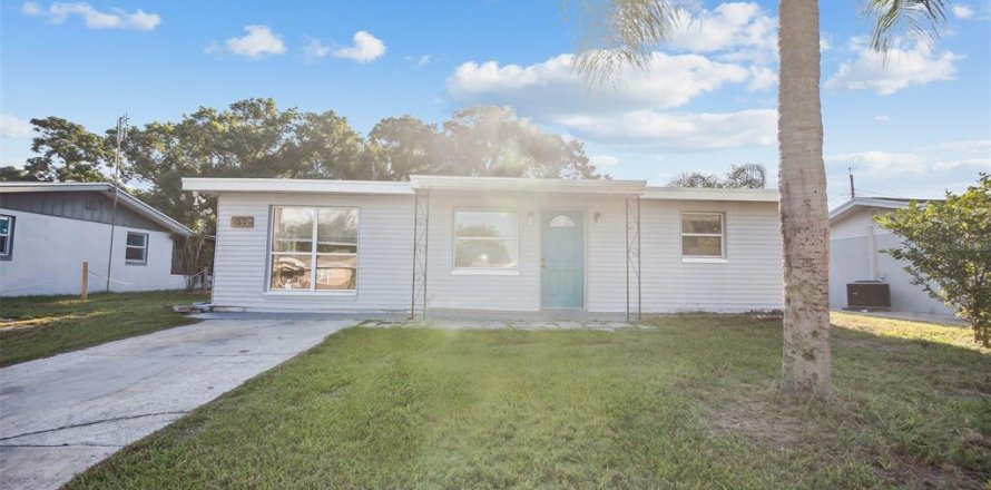 House in New Port Richey, Florida 3 bedrooms, 109.62 sq.m. № 2208475