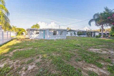 House in New Port Richey, Florida 3 bedrooms, 109.62 sq.m. № 2208475 - photo 17