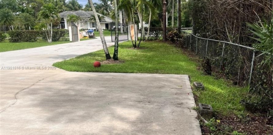 House in Loxahatchee Groves, Florida 4 bedrooms, 198.63 sq.m. № 1963709