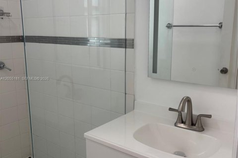 House in South Miami, Florida 3 bedrooms, 86.96 sq.m. № 2261871 - photo 15