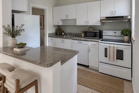 House in South Miami, Florida 3 bedrooms, 86.96 sq.m. № 2261871 - photo 8