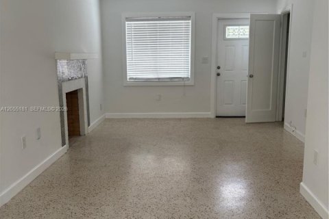 House in South Miami, Florida 3 bedrooms, 86.96 sq.m. № 2261871 - photo 5