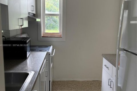 House in South Miami, Florida 3 bedrooms, 86.96 sq.m. № 2261871 - photo 7