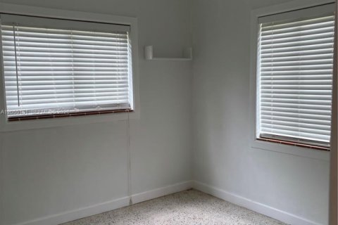 House in South Miami, Florida 3 bedrooms, 86.96 sq.m. № 2261871 - photo 16