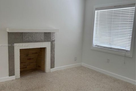 House in South Miami, Florida 3 bedrooms, 86.96 sq.m. № 2261871 - photo 10