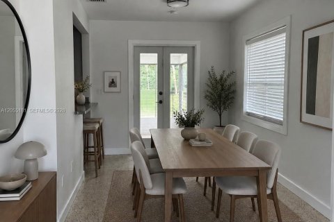 House in South Miami, Florida 3 bedrooms, 86.96 sq.m. № 2261871 - photo 12