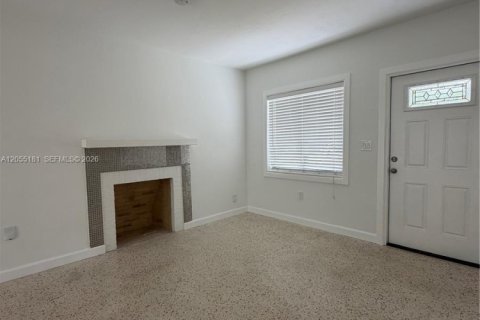 House in South Miami, Florida 3 bedrooms, 86.96 sq.m. № 2261871 - photo 4