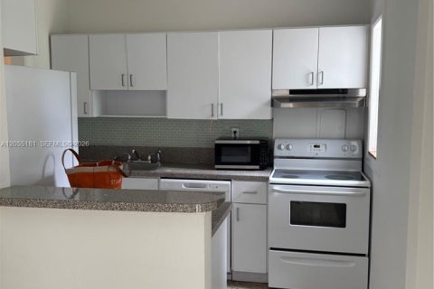 House in South Miami, Florida 3 bedrooms, 86.96 sq.m. № 2261871 - photo 6