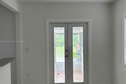 House in South Miami, Florida 3 bedrooms, 86.96 sq.m. № 2261871 - photo 9
