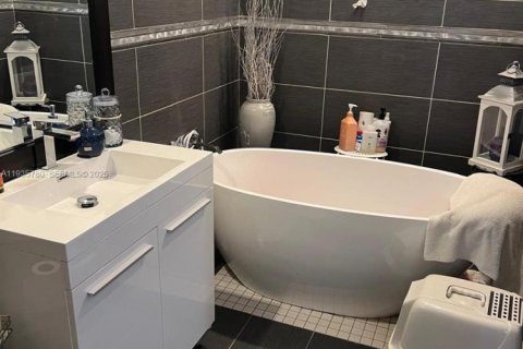 Casa en venta en North Miami, Florida, 4 dormitorios № 1993891 - foto 21