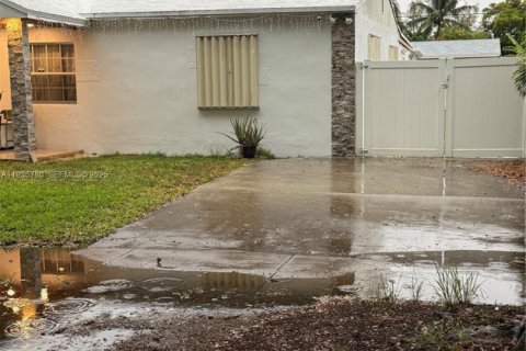 Casa en venta en North Miami, Florida, 4 dormitorios № 1993891 - foto 3