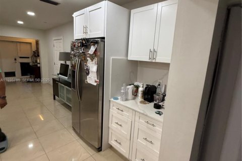 Casa en venta en North Miami, Florida, 4 dormitorios № 1993891 - foto 15