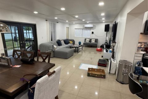 Casa en venta en North Miami, Florida, 4 dormitorios № 1993891 - foto 11