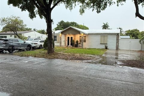 Casa en venta en North Miami, Florida, 4 dormitorios № 1993891 - foto 2