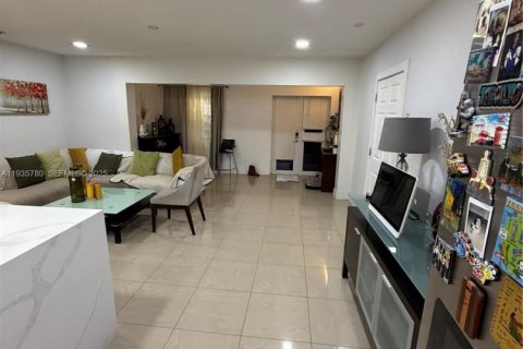 Casa en venta en North Miami, Florida, 4 dormitorios № 1993891 - foto 10
