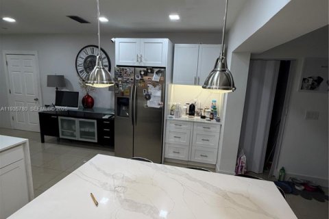 Casa en venta en North Miami, Florida, 4 dormitorios № 1993891 - foto 17